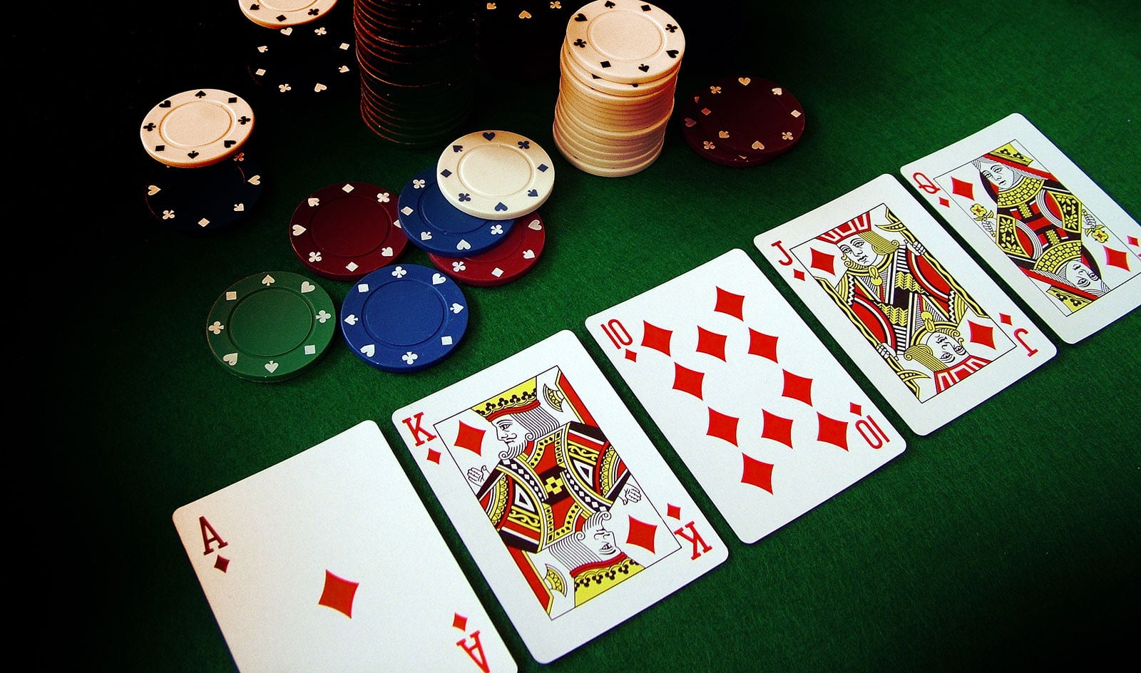 Mỗi tụ trong game ngầu hầm được chia 5 lá bài