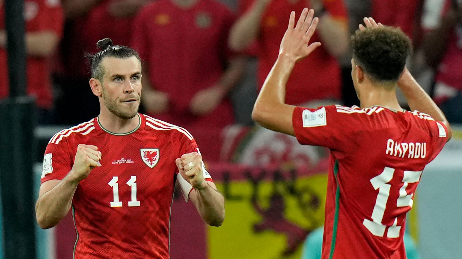 Gareth Bale của Xứ Wales ăn mừng với Ethan Ampadu sau khi ghi bàn vào lưới Hoa Kỳ