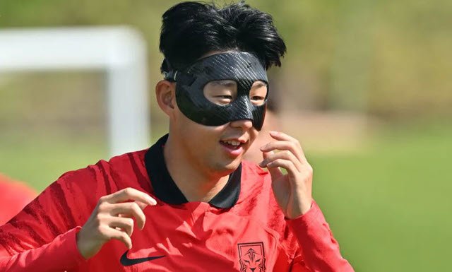 Lý do Son Heung-min mang mặt nạ đá bóng