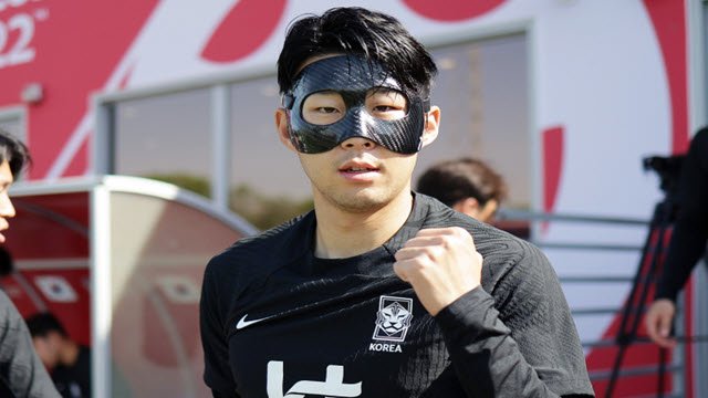 Hình ảnh Son Heung-min đeo mặt nạ ở buổi tập